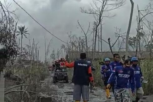 Gunung Semeru Meletus, Relawan: Saat Itu Kami di Lokasi, Berusaha Mengangkat Korban Meninggal