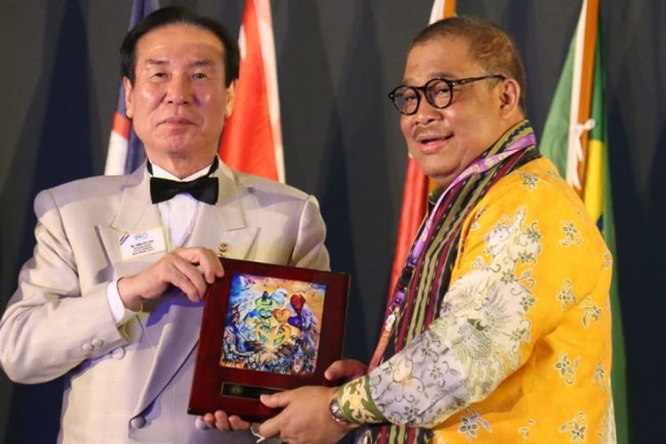 Sekjen Kemensos Hartono Laras menerima plakat dari Presiden Lions Club Internasional Jun Yul Choi Kamis (05/09/2019).