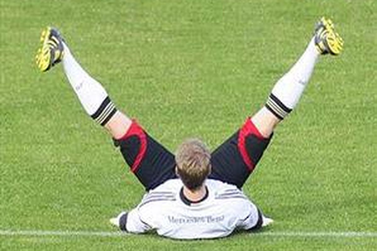 Kiper Jerman Manuel Neuer sedang berlatih jelang duel perempat final Piala Dunia 2010 melawan Argentina.