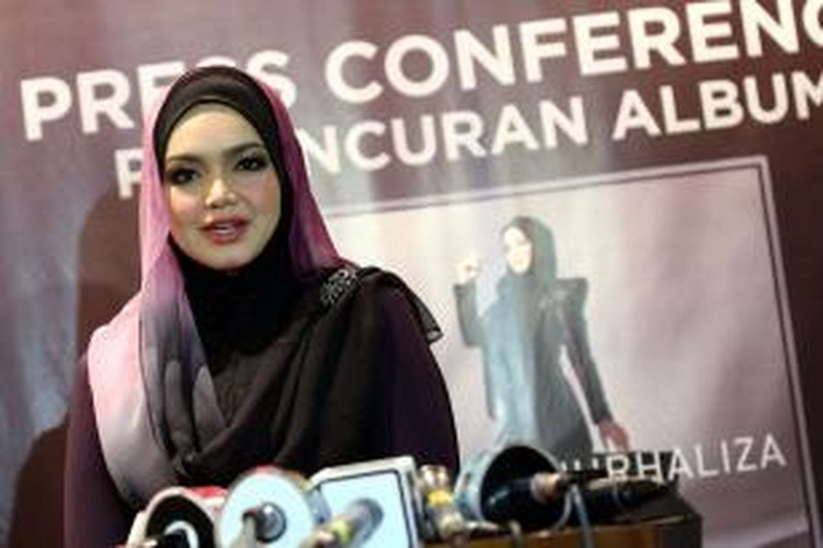 Penyanyi asal Malaysia, Siti Nurhaliza yang kini disapa Dato' Siti Nurhaliza meluncurkan album solo terbarunya yang berjudul Fragmen, di Artotel, Sarinah, Jakarta Pusat, Selasa (21/10/2014). Album ini berisikan 9 buah lagu yang di dalamnya bercerita tentang perjalanan karir dan kehidupan seorang Siti Nurhaliza.