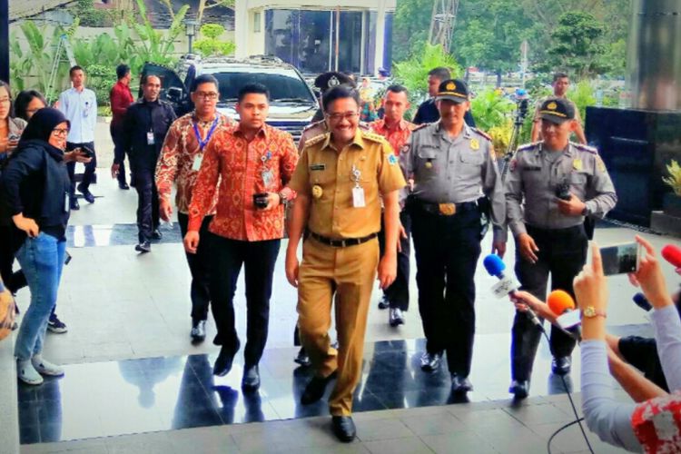 Gubernur DKI Jakarta, Djarot Saiful Hidayat, menyambangi gedung Komisi Pemberantasan Korupsi (KPK) yang berlokasi di Jalan Kuningan Mulia, Jakarta Selatan, Senin (25/9/2017).