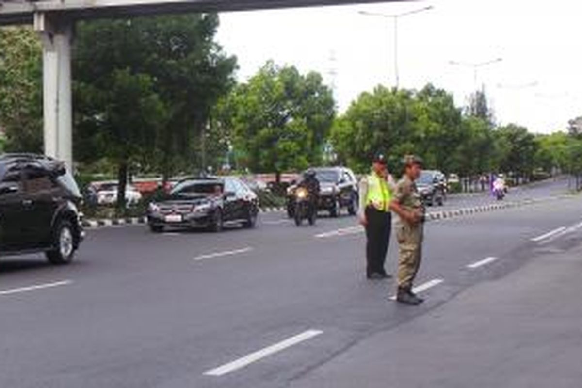 Petugas melakukan sistem buka tutup di Jalan MT Haryono arah Cawang terkait kedatangan delegasi KAA di Halim Perdanakusuma. Jumat (24/4/2015).