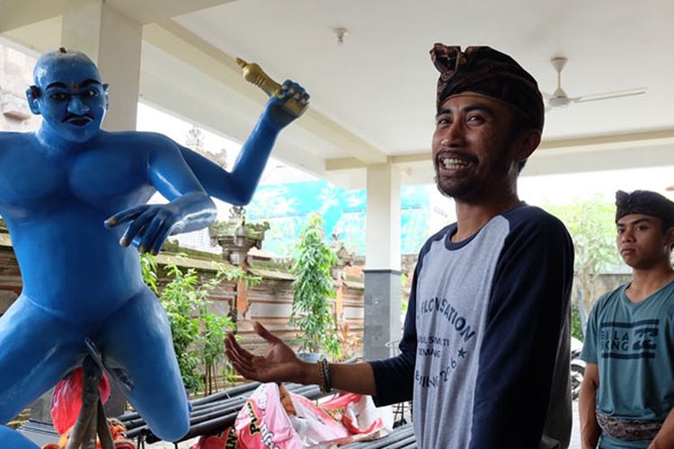 I Kethut Suadana bersama patung Dewa Wisnu. Dalam parade ogoh-ogoh ini, Dewa Wisnu diceritakan akan mengejar raksasa yang mengambil Tirta Amertha dari tangan para dewa. Saat ini persiapan membangun ogoh-ogoh ini sudah mencapai 90 persen, kata Dana di Pura Dharma Sidhi, Ciledug, Tangerang, Selasa (13/3/2018).