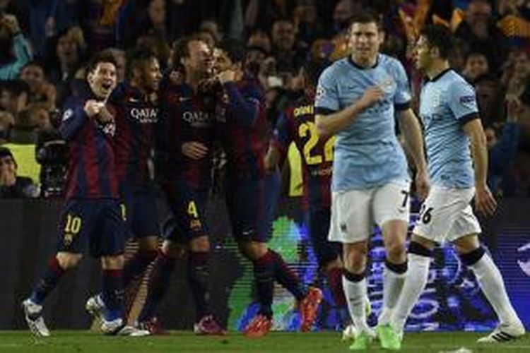 Para pemain Barcelona saat merayakan gol Ivan Rakitic ke gawang Manchester City pada leg kedua 16 besar Liga Champions di Camp Nou, Rabu (18/3/2015). 