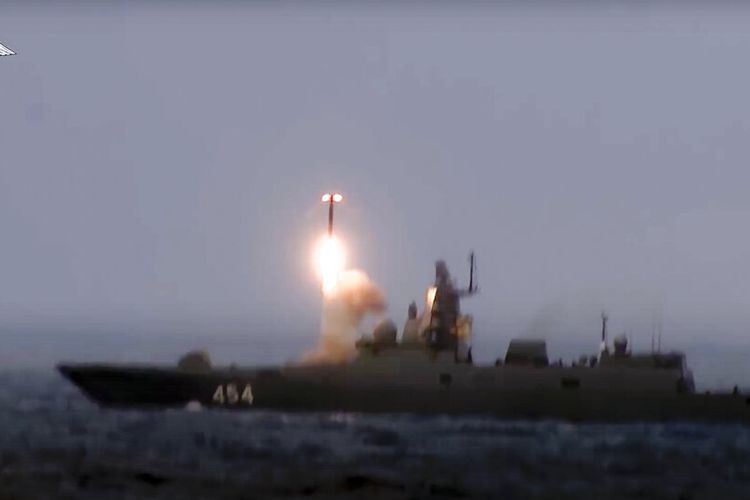 foto ini diambil dari video yang disediakan oleh Layanan Pers Kementerian Pertahanan Rusia pada hari Sabtu, 19 Februari 2022, menunjukkan rudal jelajah Zircon diluncurkan dari fregat angkatan laut Rusia selama latihan militer.  