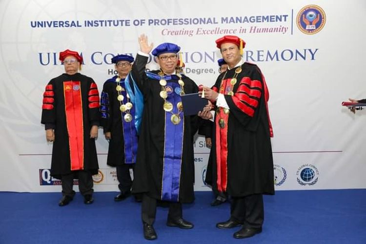 A Junaedi Karso Karso dianugerahi gelar Professor in Public Law oleh Universal Institute Profesional Management (UIPM) USA