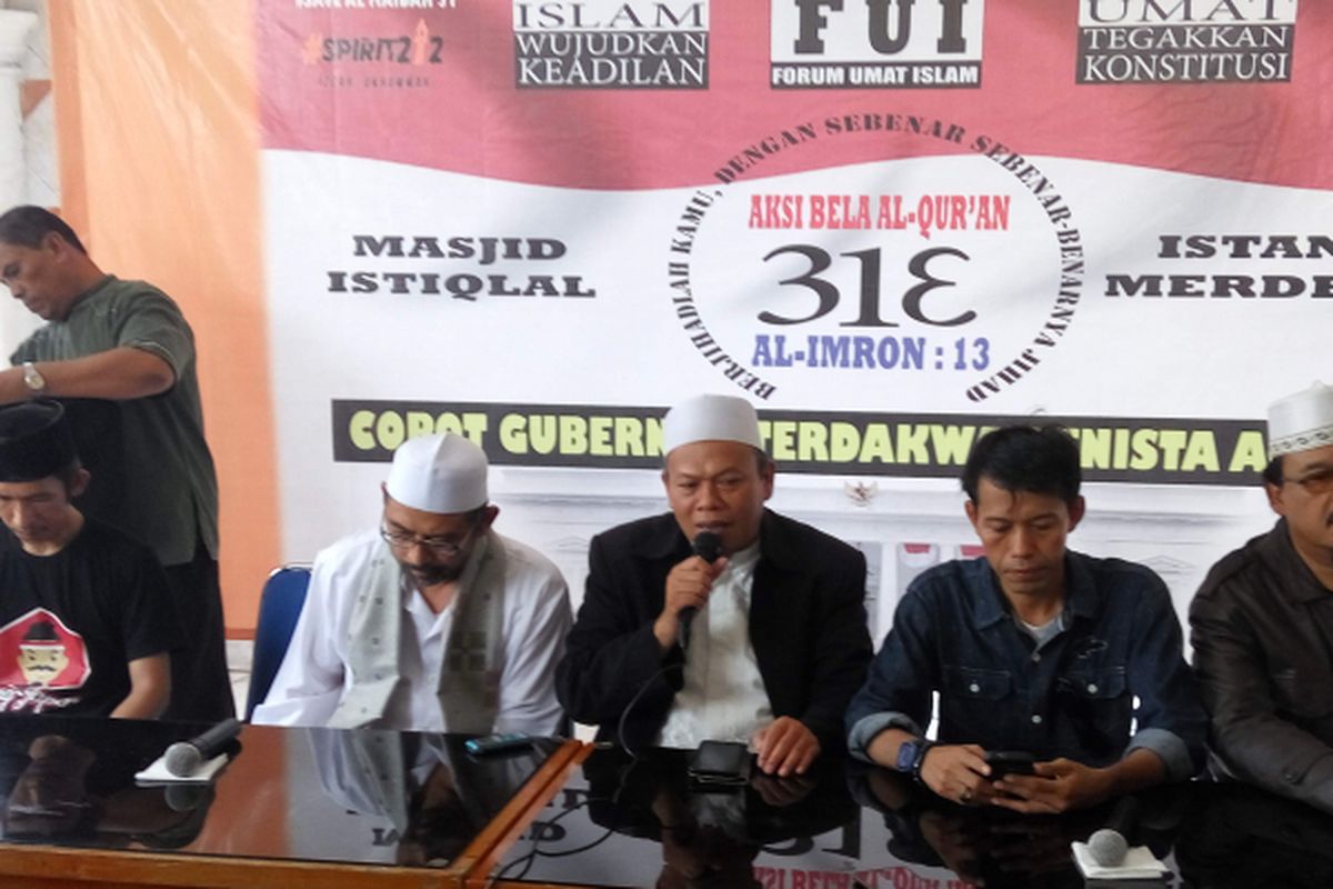 Sekjen Forum Umat Islam (FUI), Muhammad Al Khaththath (tengah sedang pegang mik) dalam konfrensi pers yang digelar di Aula Mesjid Baiturrahman, Jalan Dr Saharjo, Jakarta Selatan, Kamis (30/3/2017).