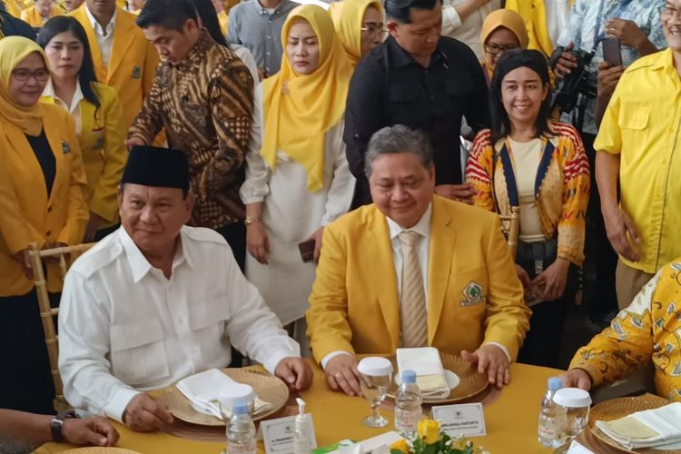 Bakal capres KIM Prabowo Subianto duduk berdampingan dengan Ketum Partai Golkar Airlangga Hartarto saat acara syukuran HUT ke-59 Partai Golkar, di Kantor DPP Partai Golkar, Jakarta, Jumat (20/10/2023).