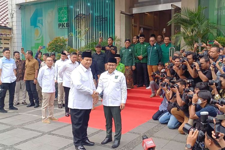 Calon presiden pemenang pemilu 2024, Prabowo Subianto (kanan) menjabat tangan Ketua Umum PKB Muhaimin Iskandar saat di kantor DPP PKB, Jakarta Pusat, Rabu (24/4/2024).