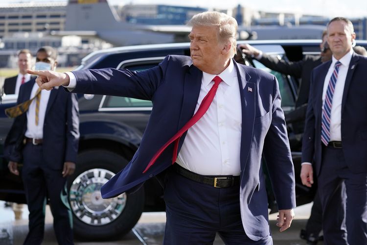 Presiden Amerika Serikat Donald Trump menyapa para pendukungnya saat dia sampai di Bandara Internasional Saint Paul Minneapolis, pada 30 September 2020.