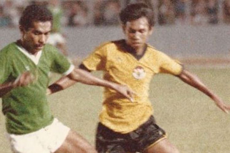 Dede Sulaeman (kanan), ketika beraksi membela Timnas Indonesia.