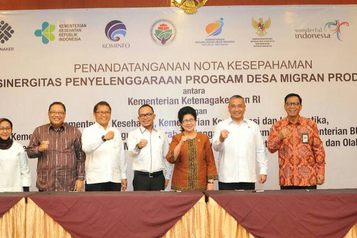 Penandatanganan Nota Kesepahaman pembentukan 400 Desa Migran Produktif (Desmigratif) antara Menteri Ketenagakerjaan Hanif Dhakiri dengan tujuh kementerian yakni Kementerian Pariwisata, Kementerian Kesehatan, Kementerian Pemuda dan Olahraga, Kementerian Badan Usaha Milik Negara, Kementerian Koperasi dan Usaha Kecil dan Menengah, Kementerian Komunikasi dan Informatika, dan Kementerian Desa, Pembangunan Daerah Tertinggal di Kemnaker, Jakarta, Selasa (30/5/2017).