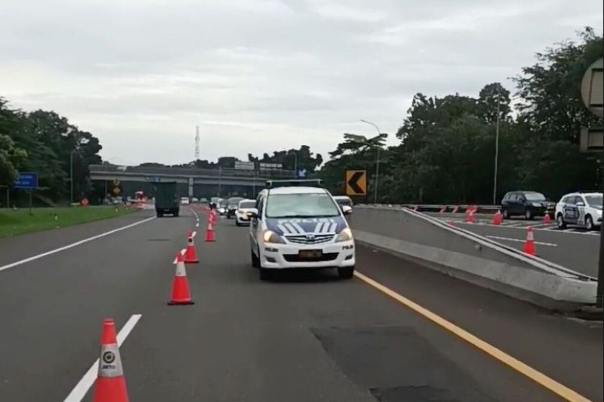 Kepolisian dan Jasa Marga kembali memberlakukan rekayasa lalu lintas lawan arus atau contraflow dari Kilometer 44+500 sampai Kilometer 46+500 Ruas Tol Jagorawi arah Puncak, Bogor, Jawa Barat, Kamis (3/4/2025).