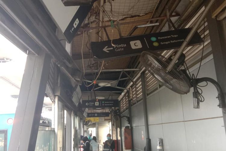 Halte Tebet Eco Park Jaksel Ditabrak Truk, Pengemudi Langsung Kabur