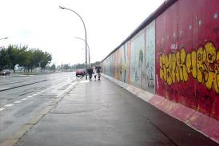 Sisa-sisa Tembok Berlin masih terlihat di salah satu sudut ibu kota Jerman itu. Warga Jerman memperingati 25 tahun runtuhnya tembok pemisah tersebut yang menandai awal persatuan kembali Jerman.