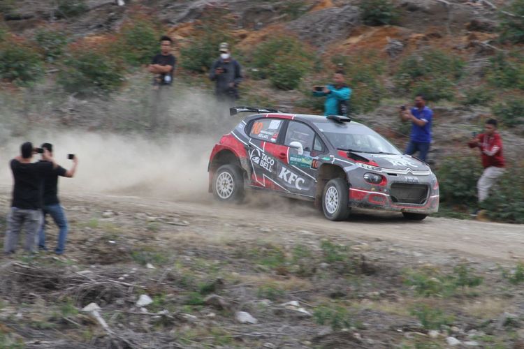 Pereli Tim Jagonya Ayam, Sean Gelael dan navigator Hugo Magalhaes, beraksi di Special Stage 5 Danau Toba Rally 2021, Sabtu (11/12/2021).