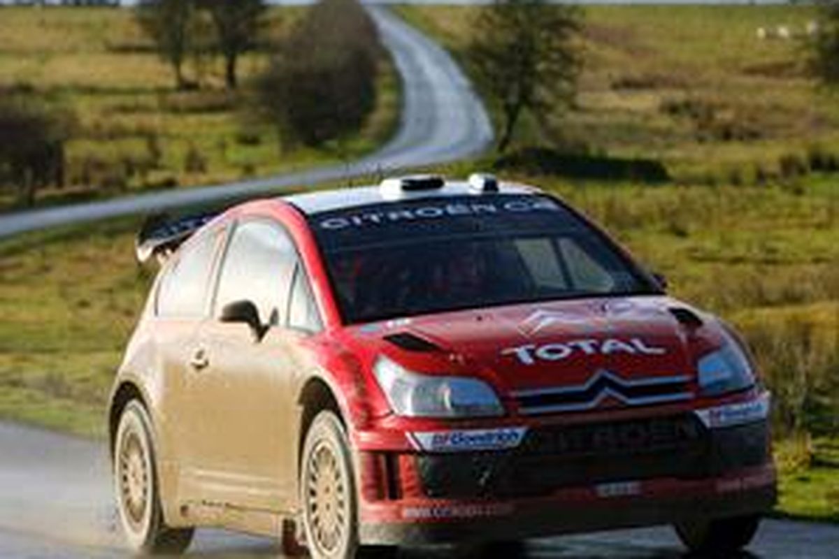 Sebastien Loeb menggeber Citroennya pada Rally Wales Inggris Desember 2007 lalu.