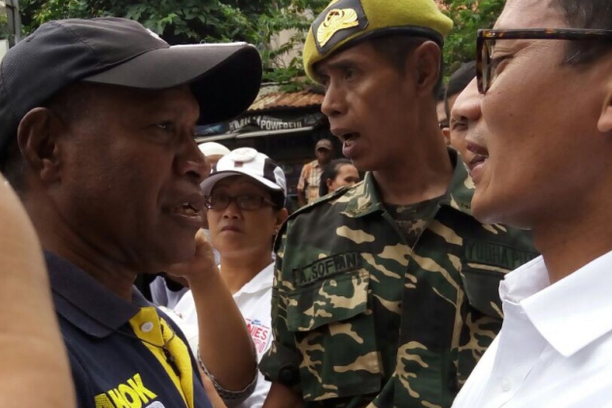 Seorang pria berbaju Teman Ahok menghampiri calon wakil gubernur DKI Jakarta, Sandiaga Uno di Kramat, Jakarta, Selasa (20/3/2017).