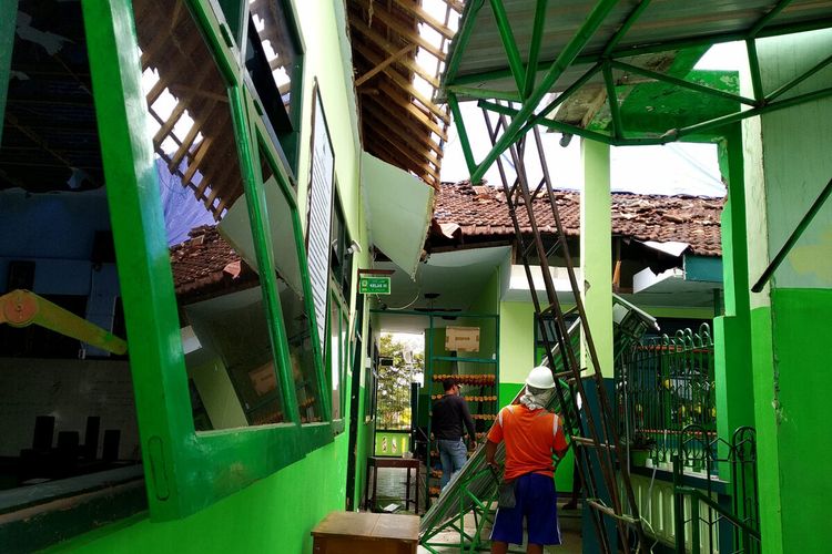 Pekerja mulai melakukan perbaikan teras bangunan madrasah ibtidaiyah (MI) Hidayatullah di Jalan Kalimantan, Kota Blitar, yang roboh, Minggu (11/4/2021). Bangunan MI Hidayatullah merupakan salah satu yang rusak akibat gempa bumi yang berpusat di barat daya Kabupaten Malang, Sabtu (11/4/2021).