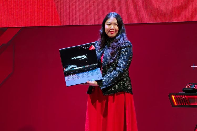 Presiden Direktur HP Indonesia, Juliana Cen membawa laptop gaming HyperX Omen 15 dalam acara peluncuran HP HyperX Omen di Lavva, Plaza Senayan, Jakarta Pusat, Selasa (10/2/2026).