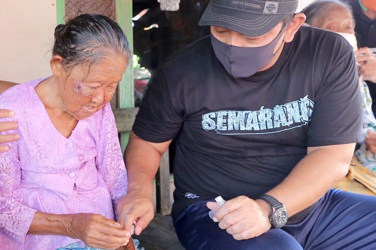 Wali Kota Semarang Hendrar Prihadi mensosialisasikan PHBS untuk melawan virus corona di Kelurahan Mangkang Wetan, Kecamatan Tugu, Jumat (17/4/2020).