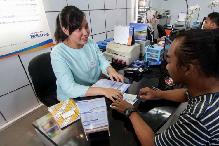 Petugas teller saat melayani nasabah untuk melakukan pergantian kartu ATM Bank BRI di Kantor Cabang Bank BRI Depok, Kota Depok, Minggu (25/3/2018). Penggantian kartu ATM dimaksudkan sebagai upaya percepatan migrasi kartu dari teknologi pita magnetik ke teknologi cip yang diyakini dapat mengurangi risiko skimming. Proses penggantian kartu dilakukan tanpa dikenakan biaya serta pemberitahuan terus dilakukan melalui SMS blast, layar ATM BRI serta media sosial BRI.