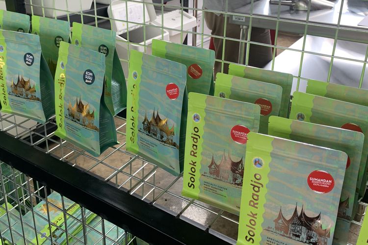 Biji kopi Solok Radjo di Pabrik Solok Radjo Alahan Panjang, Sumatera Barat. Harga biji kopi Solok Radjo fluktuatif mengikuti kondisi pasar. Per 1 November 2025, harga biji kopi Solok Radjo dijual mulai Rp 40.000 per 100 gram.
