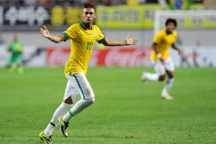 Penyerang Brasil Neymar merayakan golnya ke gawang Koreal Selatan, pada laga persahabatan, di Seoul, Sabtu (12/10/2013).
