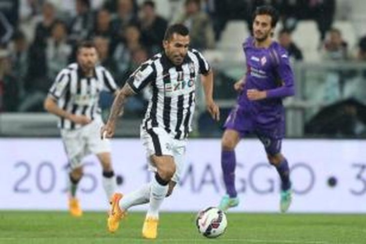 Striker Juventus, Carlos Tevez, beraksi pada laga melawan Fiorentina di Stadion Juventus, Turin, Rabu (29/4/2015).