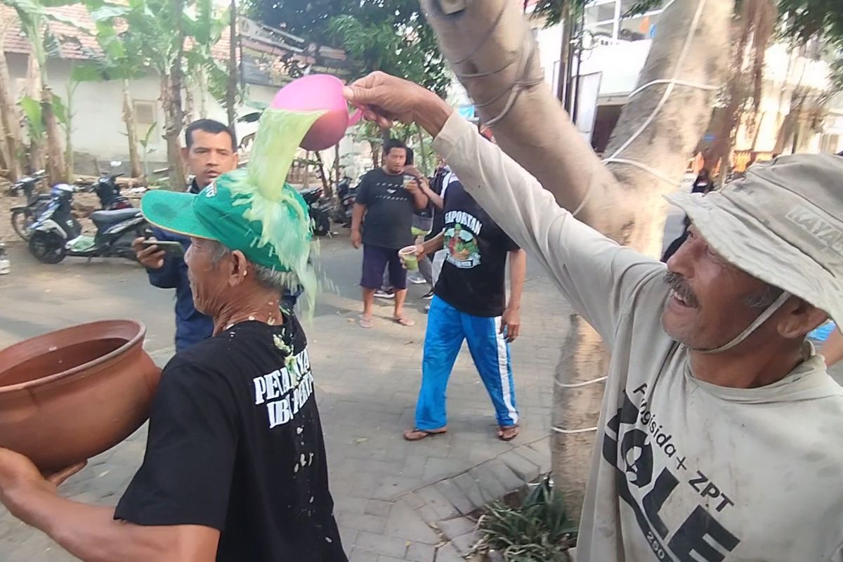 Seorang petani di Desa Paron, Kecamatan Ngasem, Kabupaten Kediri, Jawa Timur, mengguyur dawet rekannya dalam kegiatan sedekah dawet yang berlangsung di sumber Kembangan desa setempat, Senin (6/11/2023). Sedekah dawet merupakan kearifan lokal setempat untuk berdoa kepada Tuhan agar segera menurunkan rahmatNya berupa hujan.