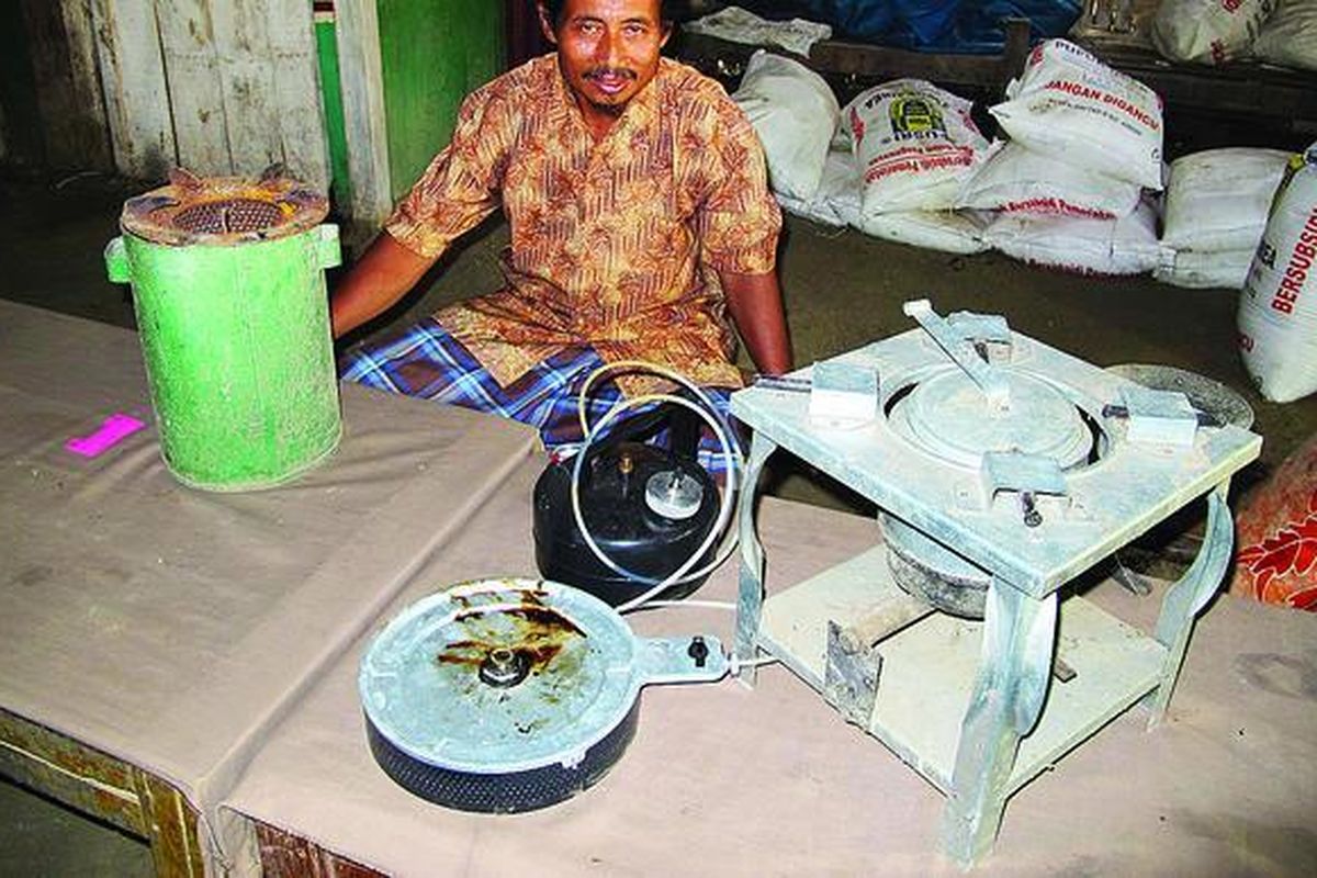 Penggerak petani jarak di Desa Tanjungharjo, Kecamatan Ngaringan, Kabupaten Grobogan, Jawa Tengah, Suhari, Kamis (3/3), memperlihatkan bantuan yang diterima sebanyak tiga kompor berbahan bakar nabati. Kompor kanan dari Presiden Susilo Bambang Yudhoyono, kompor tengah dari Protos, dan kompor kiri dari Perhutani. Ketiga kompor itu kini tak berfungsi tanpa ada minyak nabati.