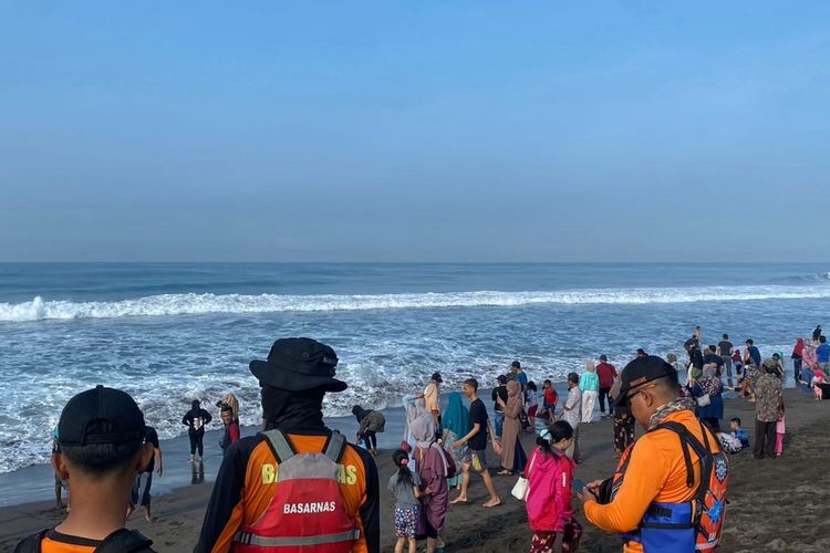 Basarnas dan sejumlah potensi SAR melakukan operasi pencarian tiga wisatawan yang hilang terseret ombak di pantai Kebumen, Rabu (26/4/2023).