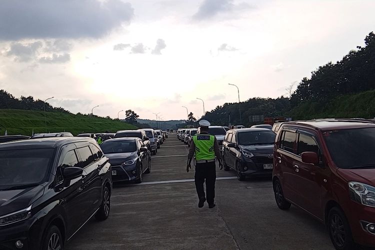 22.000 Kendaraan Melintas Tol Cipali, 20 Gerbang Tol Kalikangkung Semarang Dibuka Antisipasi Kepadatan