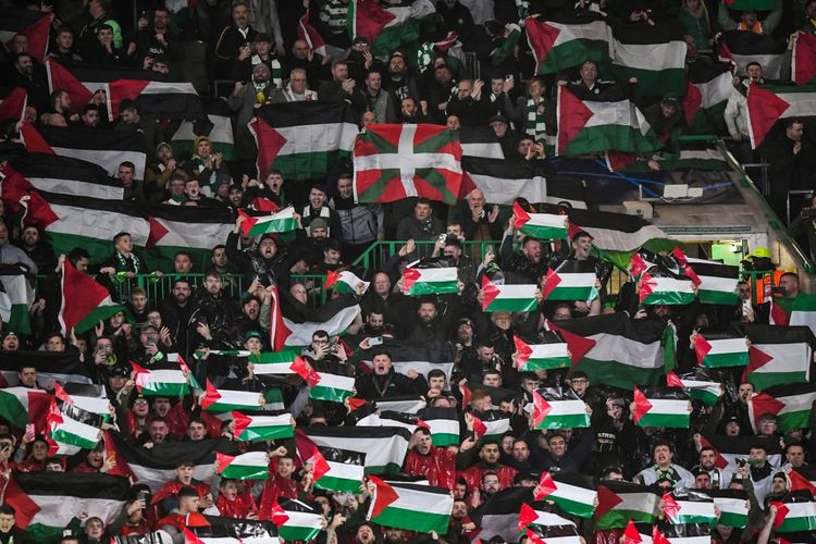 Para fans Celtic mengibarkan bendera Palestina pada laga Grup E Liga Champions kontra Atletico Madrid di Parkhead pada 25 Oktober 2023.