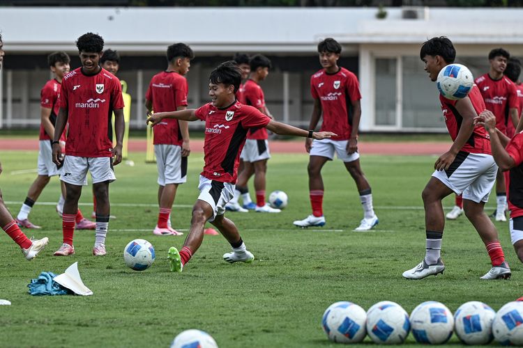 Pemain-pemain Timnas U17 Indonesia mengikuti sesi latihan di Stadion Madya, Kompleks GBK, Senayan, Jakarta, Rabu (15/10/2025). Latihan tersebut sebagai persiapan untuk menghadapi Piala Dunia U17 yang berlangsung di Qatar pada 3-27 November 2025. ANTARA FOTO/Fauzan/tom.