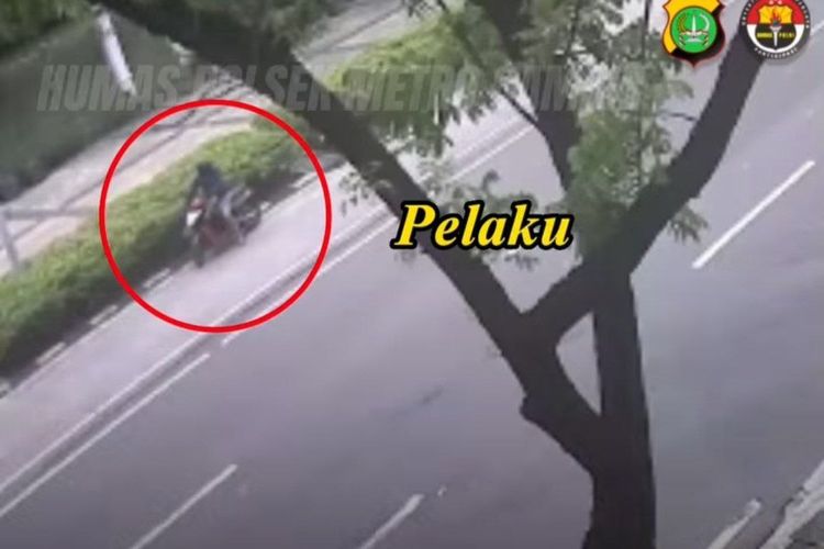 Tangkapan layar rekaman CCTV saat pelaku jambret berinisial FS (42) hendak melakukan aksinya terhadap pesepeda, 7 Mei 2023. (Sumber: IG @polisigambir)