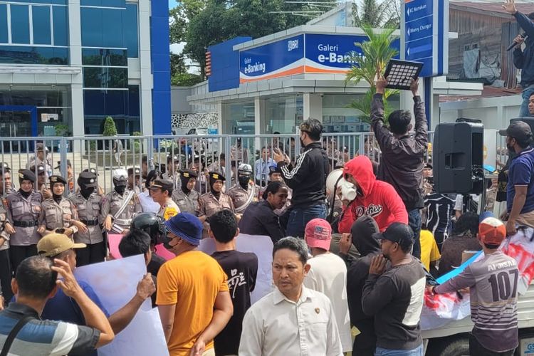 Demonstrasi nasabah di depan Bank BRI Cabang Nunukan, Kaltara. Nasabah menuntut penjelasan raibnya uang tabungan Rp 400 juta 