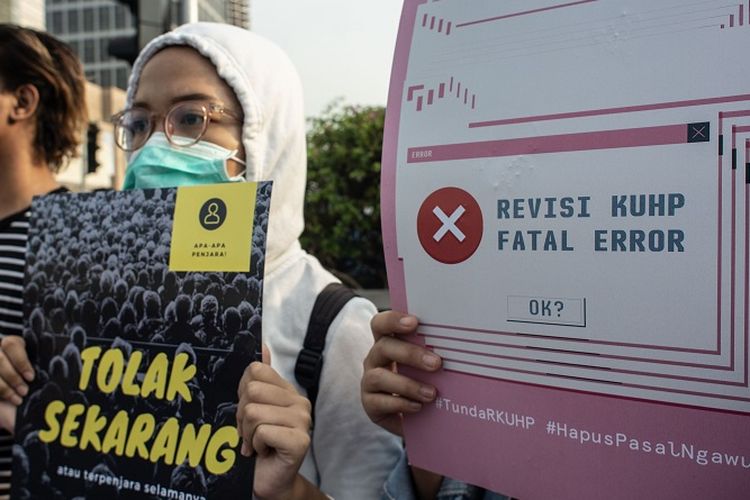 Sekelompok warga  dari Aliansi Masyarakat Sipil untuk Keadilan Demokrasi melakukan aksi saat berlangsungnya Hari Bebas Kendaraan Bermotor (HBKB) di kawasan Bundaran HI, Jakarta, Minggu (15/9/2019). Aksi yang bertepatan dengan Hari Demokrasi Internasional tersebut sebagai bentuk penolakan terhadap revisi Rancangan Kitab Undang-Undang Hukum Pidana (RKUHP) karena dapat mematikan perjuangan para pegiat sosial. ANTARA FOTO/Aprillio Akbar/pd.