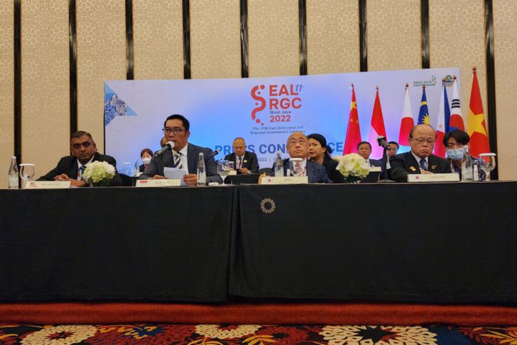 Gubernur Jawa Barat Ridwan Kamil bersama delegasi kongres Pemerintah Daerah se-Asia Timur atau East Asia Local and Regional Government Congress (EALRGC) saat menggelar konferensi pers di The Trans Luxury Hotel, Kamis (24/11/2022) malam.