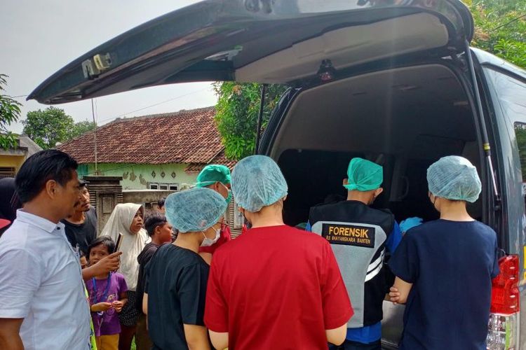 Polisi lakukan evakuasi jasad bayi yang ditemukan di saluran irigasi Desa Cisait, Kecamatan Kragilan, Kabupaten Serang, Banten, Rabu (13/3/2024). 