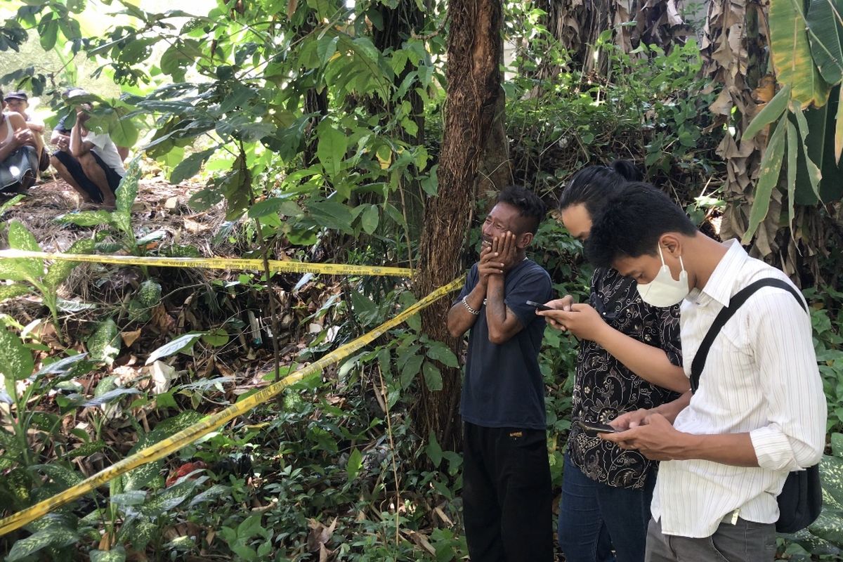 Sabur (53) tak kuasa menahan tangis begitu melihat menantunya, Yusuf (30) tewas akibat gantung diri di kawasan kebun milik warga RT 003 RW 003, Bojong Pondok Terong, Cipayung, Kota Depok, Jawa Barat, pada Jumat (26/11/2021) pagi.