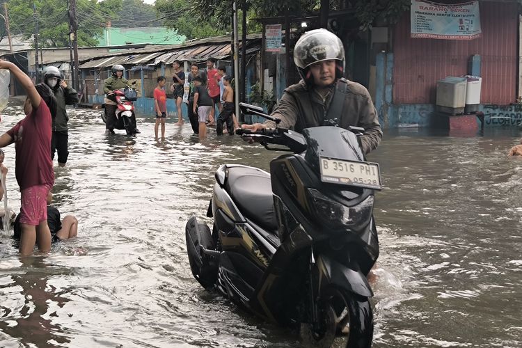 Terobos Banjir di Duri Kepa, Pemotor Matikan Mesin dan Dorong Kendaraan