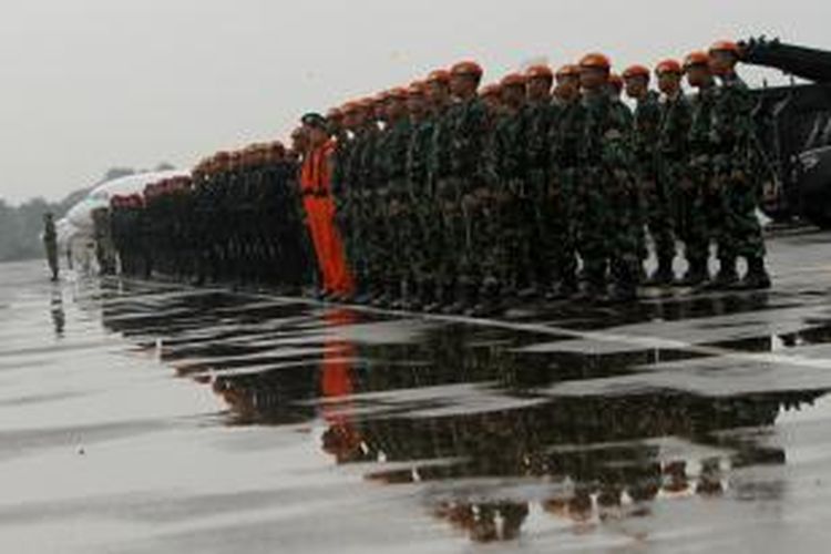 Pasukan Operasi Pembebasan Sandera melakukan upacara usai latihan Penanggulangan Teror (Gultor) TNI di Bandara Halim Perdanakusuma, Jakarta Timur, Rabu (29/1/2014). Pelatihan tersebut merupakan persiapan sekaligus mengantisipasi aksi terorisme jelang Pemilu 2014. TRIBUNNEWS/HERUDIN