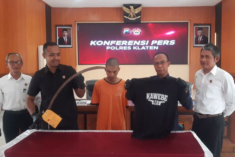 Kasat Reskrim Polres Klaten AKP Yulianus Dica Ariseno Adi menunjukkan barang bukti celurit yang disita dari seorang anggota geng Ade Naufal R (18) dalam konferensi pers di Mapolres Klaten, Jawa Tengah, Senin (19/8/2024).