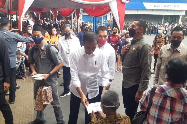 Presiden RI Joko Widodo (Jokowi) ketika menyapa warga di Pasar Gede Solo, Jawa Tengah, Kamis (26/5/2022).