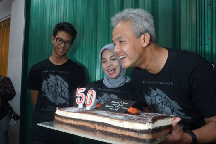 Tepat pada Minggu (28/10/2018) pukul 00.00 WIB Gubenur Ganjar menerima kejutan dari sang istri Atikoh Ganjar Pranowo dan putranya Muhammad Zinedine Alam Ganjar di angkringan Terang Bulan Jalan Malioboro Yogyakarta.