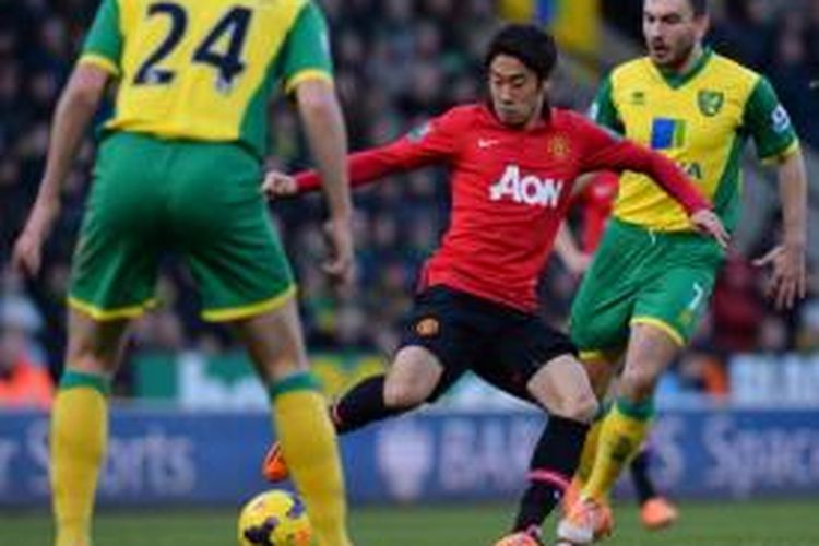 Gelandang Manchester United, Shinji Kagawa (tengah), dalam pertandingan melawan Norwich City di Stadion Carrow Road, Norwich, Sabtu (28/12/2013).