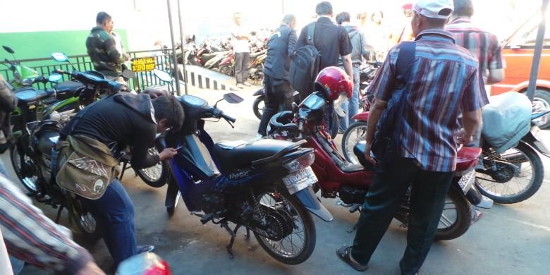 Pemilik kendaraan membuka sendiri bodi motor ketika melakukan cek fisik di Samsat Kota Bekasi