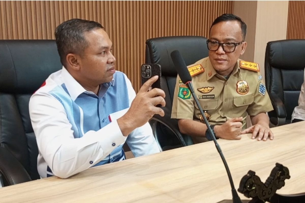 Wamenaker Immanuel Ebenezer Gerungan (kanan) bersama Gubernur Riau, Abdul Wahid saat video call dengan Wali Kota Pekanbaru, terkait kasus ijazah mantan karyawan ditahan perusahaan Sanel, Rabu (14/5/2025).