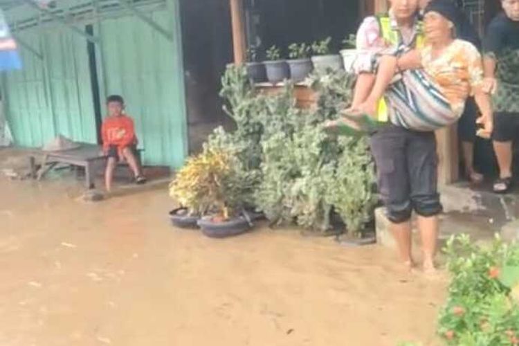 Anggota kepolisian mengevakuasi seorang nenek di Kabupaten Lebong, Bengkulu, dalam banjir, Selasa (16/5/2024) (poto: Humas Polres Lebong)